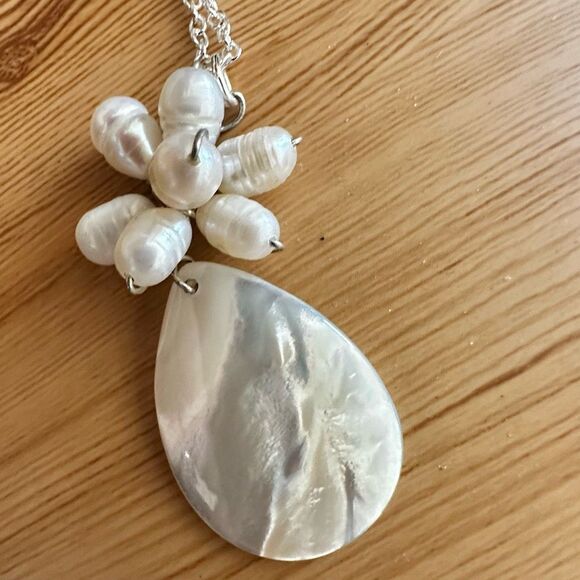 Freshwater Pearl Flower Mother of Pearl Teardrop Necklace - Picture 8 of 8